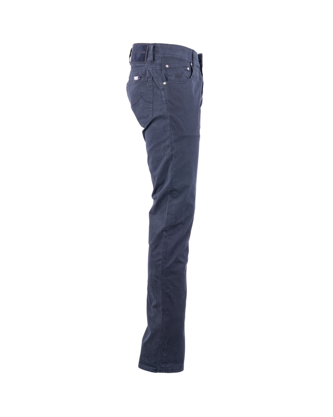 shop JACOB COHEN  Jeans: Jacob Cohen jeans cinque tasche.
Modello a cinque tasche con logo ricamato sul taschino.
Passanti al punto vita.
Chiusura con bottoni.
Patta interna ricamata con nome del pantalone e citazione del fondatore.
Salpa in cavallino blu con logo in ecopelle ricamato in posizione asimmetrica.
Include bandana con stampa Elegance e rocchetto di filo.
Profumati con l’esclusiva fragranza Jacob Cohën.
Composizione: 97% Cotone, 3% Elastan.
Made in Italy.. QE006 054 S2544-Y99 number 6672202